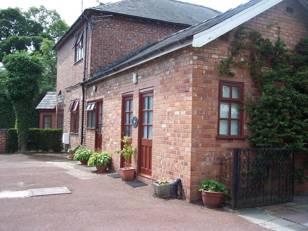 Butterfly Guest House Cheadle  Exterior photo